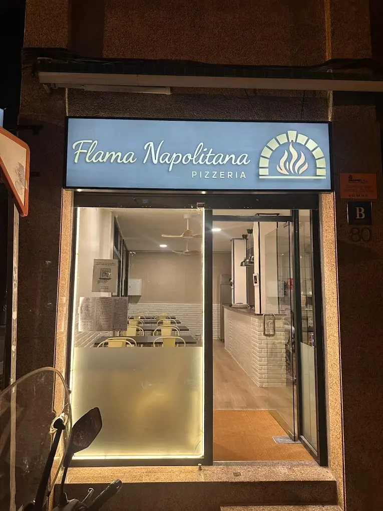 Pizza napolitana acabada de sortir del forn a Flama Napolitana, Badalona